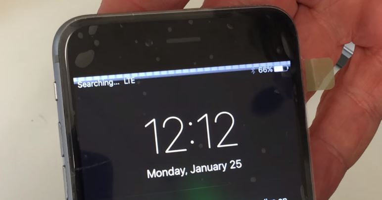 Телефон кладешь экраном вниз. Полосы на экране айфона. Полоса сверху на экране айфона. Белая полоска на экране айфона. Горизонтальные полосы на экране айфона.